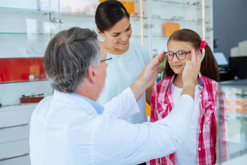 Quand consulter un opticien et quand consulter un ophtalmologue ? RIM 951 Santé